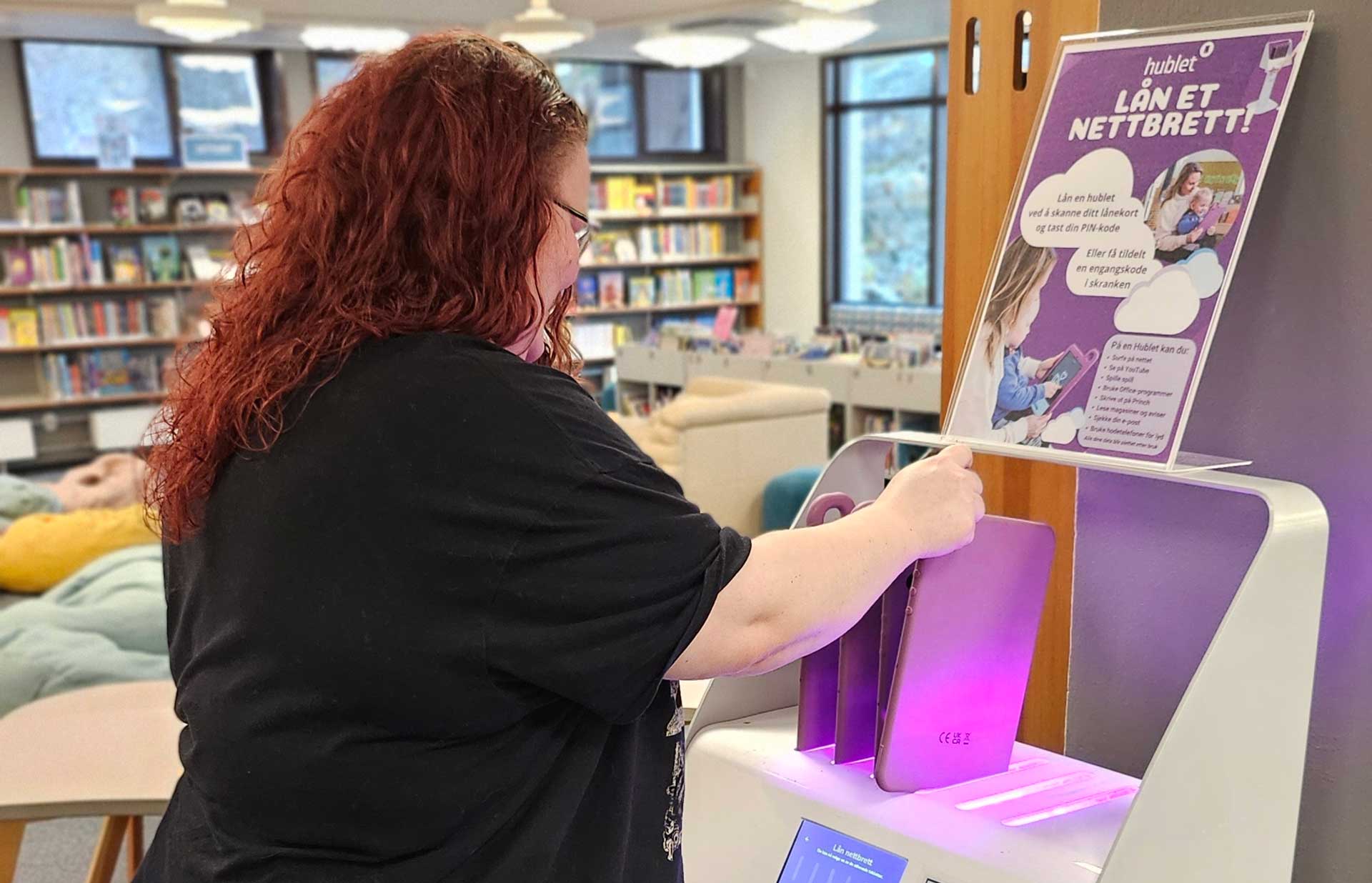 Haugesund Library Staff introduce Hublet Tablet for library users